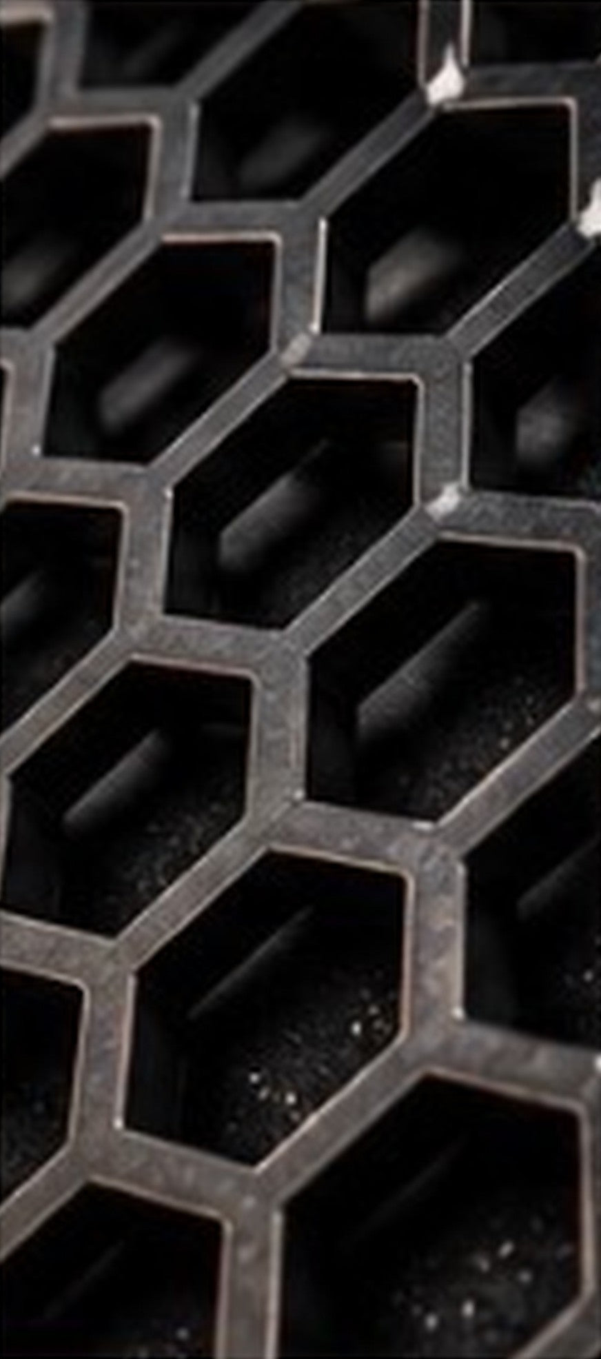 Close-up of the Sendtaur S1 hex-pattern steel mesh